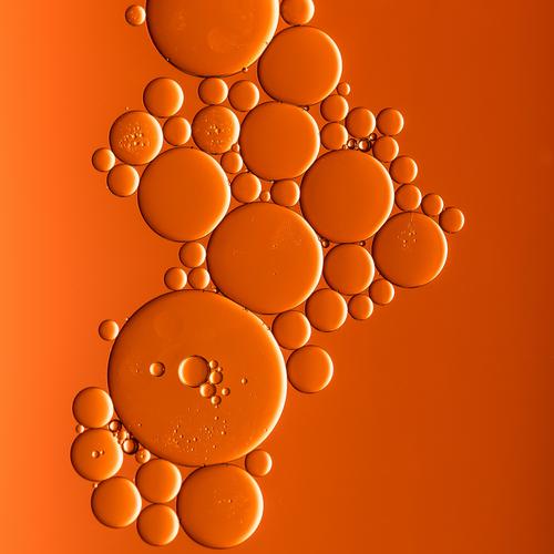 なんらかの細胞的なものを顕微鏡で見たオレンジ色の背景が映える画像