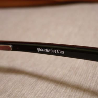 General Researchの赤いサングラスの画像