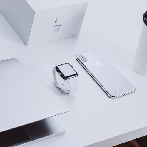 清潔感のある白いテーブルに並ぶApple製品とiphoneX